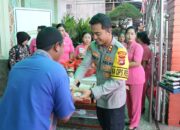 *Kapolres Tabanan Dan Ketua Bhayangkari Cabang Tabanan  Serta Pejabat Utama. Berbagi Takjil Di Depan Masjid al-Huda, Warga Antusias*