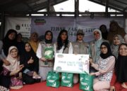 Bersama Dompet Dhuafa Fairuz A Rafiq, Olivia dan Marcella Zalianty Tebar Zakat Fitrah 300 Paket Sembako