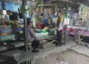 Anggota Polsek Bukit Batu Hadir di Warung Milik Warga Tangkiling untuk Jaga Keamanan