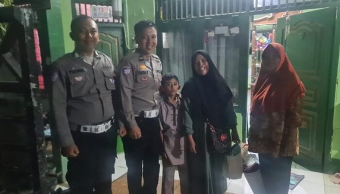 Aksi Mulia Polisi Bantu Ibu-Anak yang Kehabisan Tiket Bus Mudik