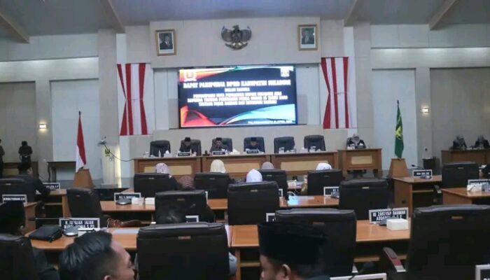 Rapat Paripurna dipimpin langsung oleh Ketua DPRD, Budi Azhar Mutawali, S.IP., Dalam Penyampaian Pandangan Umum Fraksi Terhadap Nota Pengantar Raperda Pajak Dan Retribusi.