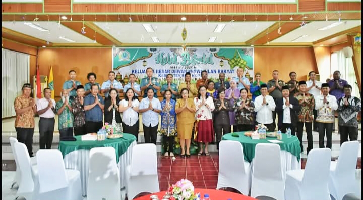 Foto Bersama Bupati Biak Numfor Markus O. Mansnembra Ketua dan anggota DPRK Plt Sekretaris Daerah jajaran Forkopimda kepala OPD serta staf Sekretariat DPRK Biak