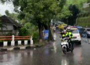 Kondisi Darurat, Polisi Kawal Ambulans di Tengah Hujan Dan Keramaian menuju RSUD Palabuhanratu