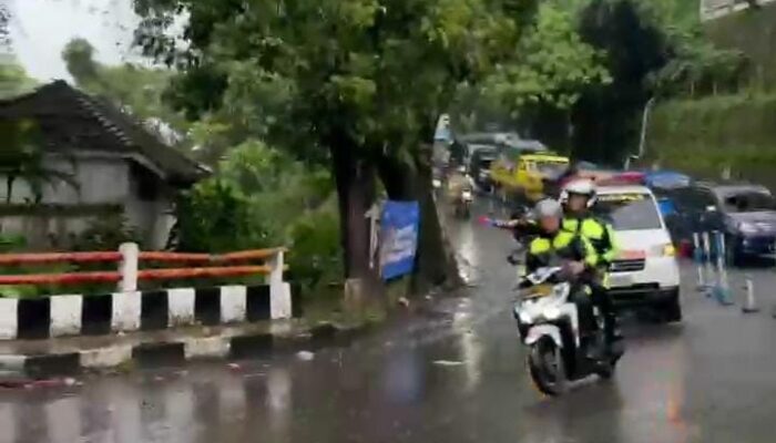 Kondisi Darurat, Polisi Kawal Ambulans di Tengah Hujan Dan Keramaian menuju RSUD Palabuhanratu