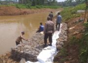Polsek Panumbangan Monitoring Pemasangan Boronjong Pasca Normalisasi Sungai Citanduy, Wujud Kehadiran Polri dalam Antisipasi Banjir 9 Polsek Panumbangan Monitoring Pemasangan Boronjong Pasca Normalisasi Sungai Citanduy, Wujud Kehadiran Polri dalam Antisipasi Banjir