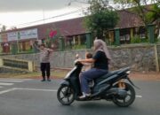 Pelayanan Masyarakat, Polsek Sukadana Polres Ciamis Bantu Anak Menyebrang di Area Sekolah