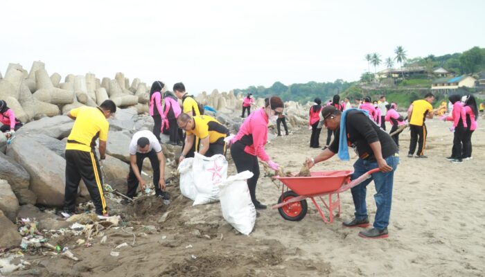 Aksi Ketua Bhayangkari Daerah Jawa Barat Bersihkan Pantai Di Pelabuhanratu