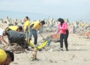 Aksi Ketua Bhayangkari Daerah Jawa Barat Bersihkan Pantai Di Pelabuhanratu