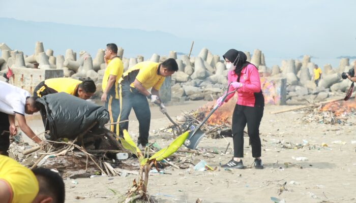 Aksi Ketua Bhayangkari Daerah Jawa Barat Bersihkan Pantai Di Pelabuhanratu