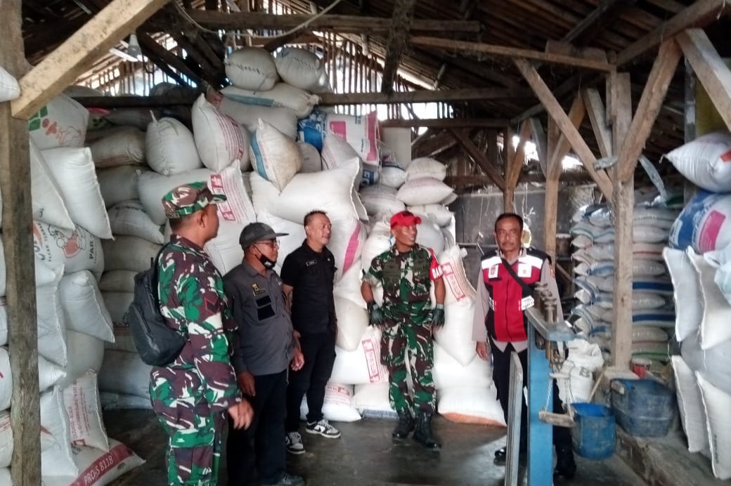 Serap Gabah Padi (SERGAP) dan Beras Dilakukan Danramil 2210/Pabuaran Kodim 0622/Kabupaten Sukabumi di Desa Bantarsari Kecamatan Pabuaran.