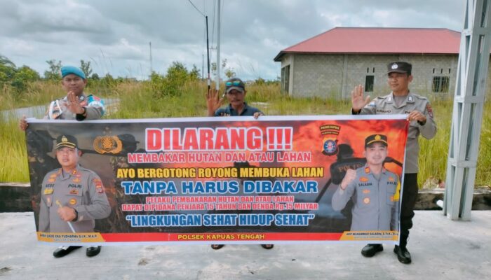 Piket Polsek Kapuas tengah sosialisasi imbauan larangan  karhutla kepada warga masyarakat.