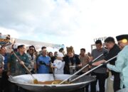 Gubernur Sumut bersama Bupati se Kawasan Danau Toba Hadiri Mangan Baggal di Pantai Bebas Parapat. 24 Gubernur Sumut bersama Bupati se Kawasan Danau Toba Hadiri Mangan Baggal di Pantai Bebas Parapat.