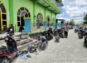 Piket Polsek Kapuas Tengah laksanakan PAM shalat Jum'at di masjid Al Furqon Pujon. 10 Piket Polsek Kapuas Tengah laksanakan PAM shalat Jum’at di masjid Al Furqon Pujon.