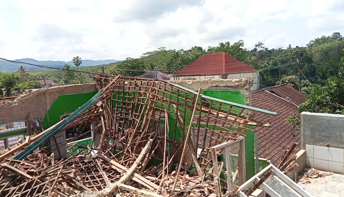 Bangunan Mushola MTS 1 Sukabumi Ambruk, 2 Siswi Alami Luka Ringan