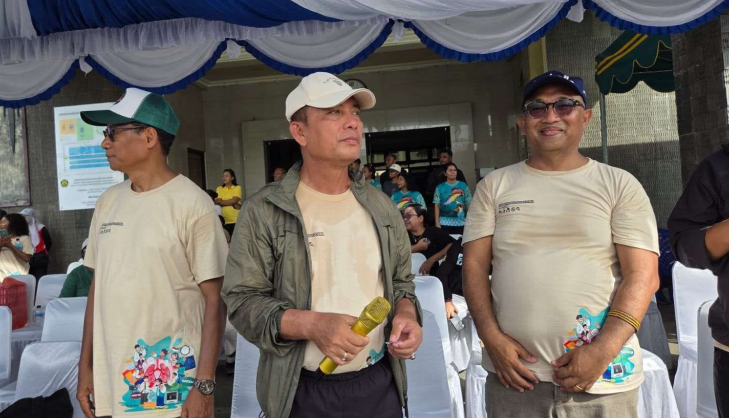 Pj Gubernur Papua Ramses Limbong tengah dan Plt. Kadis Kesehatan Papua Arry Pongtiku kanan di sela sela kegiatan peringatan Hari TBC Sedunia di Jayapura