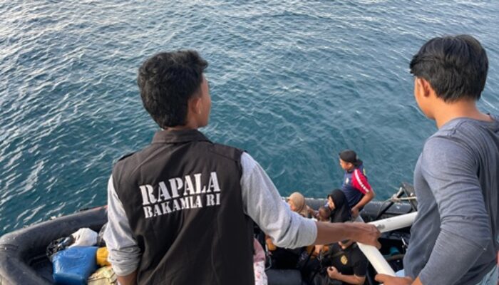 Bakamla RI Bersama Rapala Bengkulu Laksanakan Perbantuan Transportasi Warga ke Pulau Enggano