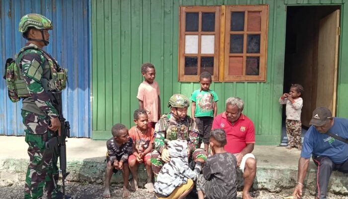 Pererat Silaturahmi, Satgas Yonif 715/Mtl Ajang Sana Ke Kediaman Kepala Dinas Pendidikan Puncak Jaya
