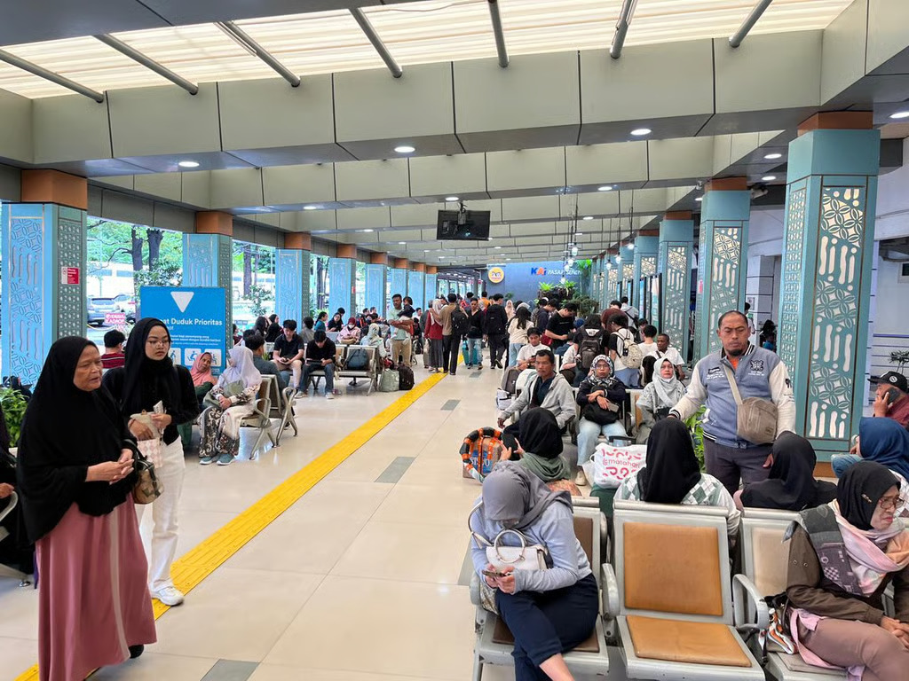 72 Keberangkatan Kereta Api dari Daop 1 Jakarta Normal 100 Persen