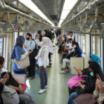 Jam Sibuk LRT Jabodebek Ketika Duduk dan Berdiri Menjadi Ruang Bersama