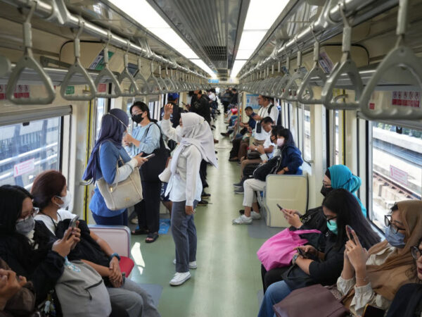 Jam Sibuk LRT Jabodebek Ketika Duduk dan Berdiri Menjadi Ruang Bersama