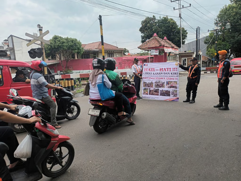 KAI Daop 2 Bandung Himbau Masyarakat Tertib Berlalu Lintas