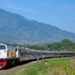 KAI Ingatkan Bahaya Beraktivitas di Jalur Rel, Keselamatan Jiwa Jadi Taruhan (1)