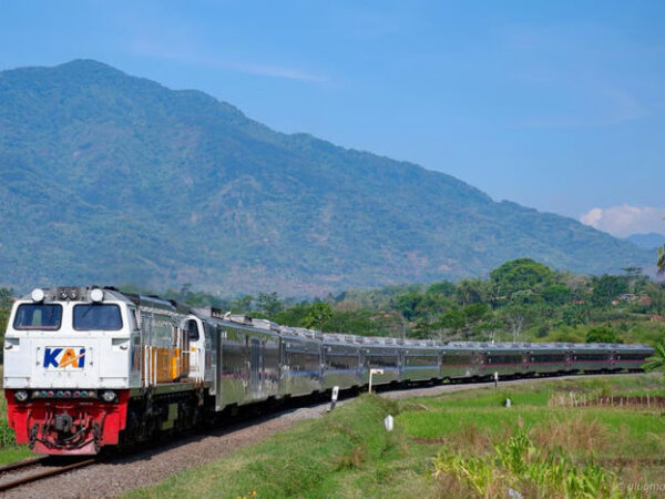 KAI Ingatkan Bahaya Beraktivitas di Jalur Rel, Keselamatan Jiwa Jadi Taruhan (1)