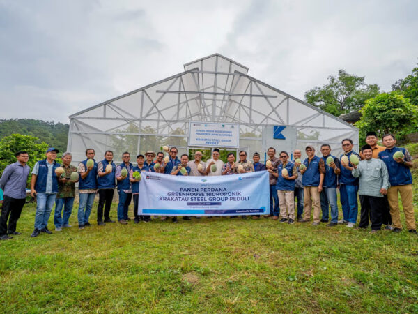 Panen Perdana Greenhouse Hidroponik, Krakatau Steel Perkuat Pendidikan Pertanian Modern dan Ketahanan Pangan Pesantren
