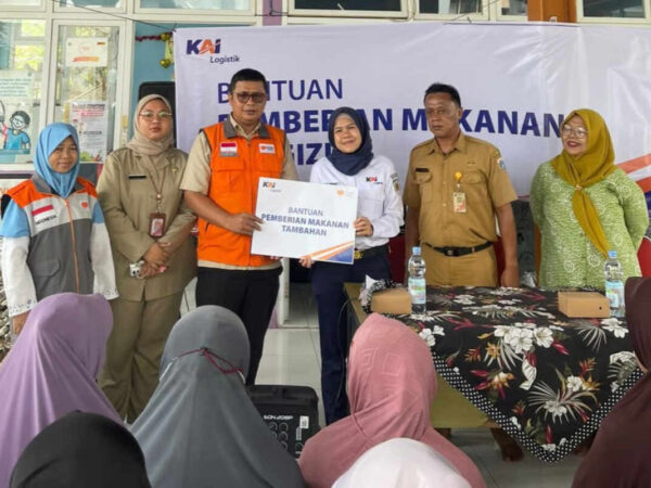 Peringati Hari Gizi Nasional, KAI Logistik Distribusikan 300 Paket Gizi Untuk Masyarakat Di Marunda