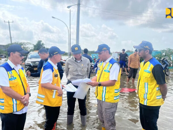 Tinjau Banjir Bekasi, Menteri PU Dody Hanggodo Pastikan Penanganan Terpadu Hulu–Hilir dan Kerahkan Pompa Mobile (1)