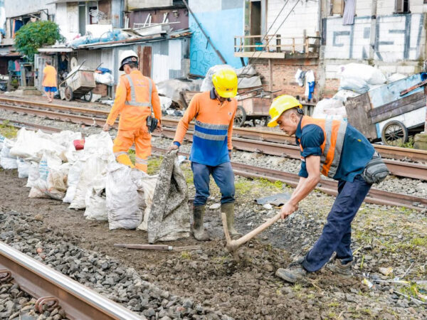 Antisipasi Cuaca Ekstrem dengan Curah Hujan Tinggi, KAI Daop 1 Jakarta Siagakan Tim Tanggap Darurat dan Lakukan Normalisasi Jalur