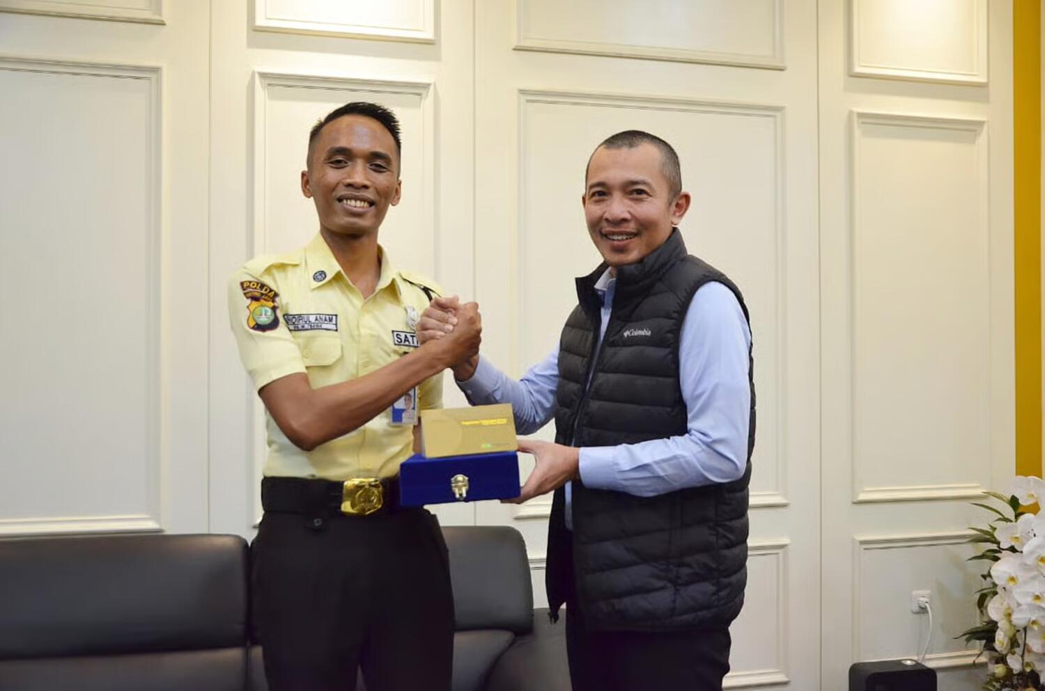 BRI Region 6Jakarta 1 Berikan Apresiasi kepada Satpam BO Tanjung Priok Peraih Rekor MURI