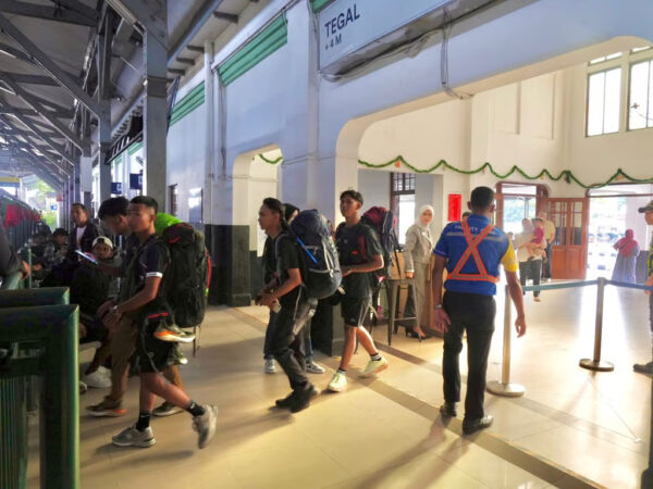 Hari Terakhir Periode Libur Imlek, Volume Penumpang KA di Stasiun Tegal Capai Lima Ribu Lebih