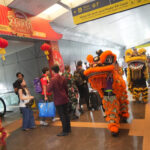 KAI Daop 2 Bandung Semarakkan Imlek 2026 dengan Dekorasi Meriah dan Atraksi Barongsai, Layani Puluhan Ribu Penumpang Selama Long Weekend