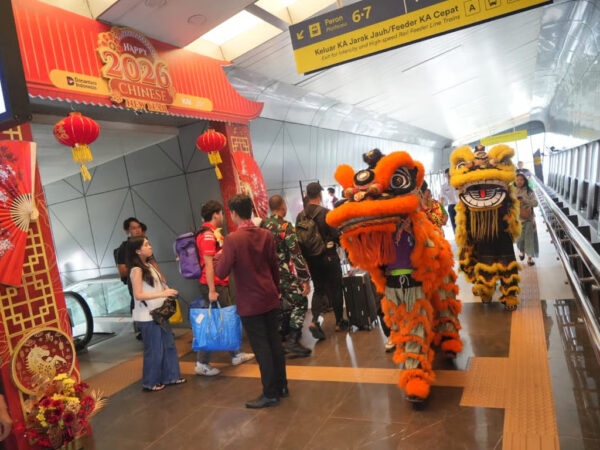 KAI Daop 2 Bandung Semarakkan Imlek 2026 dengan Dekorasi Meriah dan Atraksi Barongsai, Layani Puluhan Ribu Penumpang Selama Long Weekend
