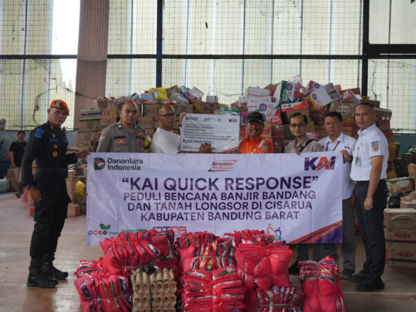 KAI Daop 2 Salurkan Bantuan TJSL bagi Korban Tanah Longsor di Cisarua