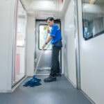 Pastikan semua Fasilitas Kereta selalu Bersih, Yuk intip Pekerjaan Petugas OTC KAI Services di Kereta (1)