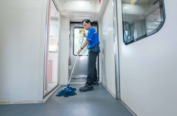 Pastikan semua Fasilitas Kereta selalu Bersih, Yuk intip Pekerjaan Petugas OTC KAI Services di Kereta (1)