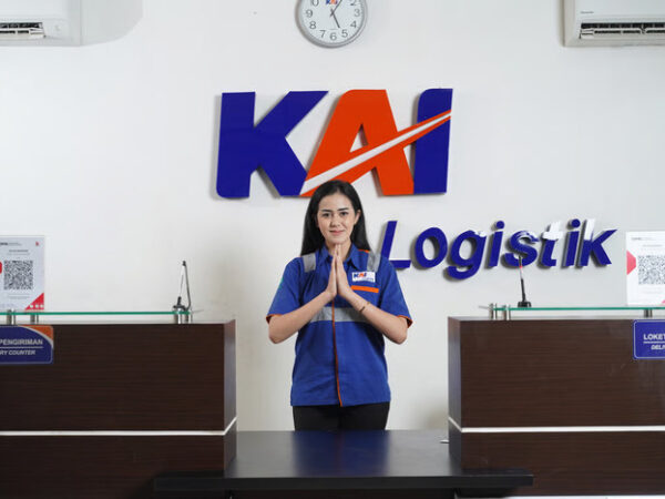 Rayakan Momen Hari Valentine, KAI Logistik Bagikan Cokelat Untuk Pelanggan (1)