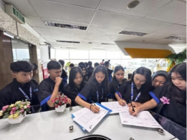 SMK Yadika 8 Bekasi Kunjungi Telkom AI Center Bandung (1)