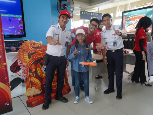 Semarak Imlek, LRT Jabodebek Bagi bagi Souvenir ke Pelanggan di 3 Stasiun