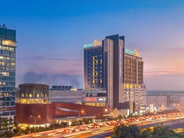 Seremoni tutup atap Metland Smara Hotel Bekasi