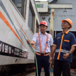 Wujudkan Kecintaan terhadap Moda Transportasi Kereta Api, KAI Daop 4 Semarang dan Komunitas Railfans Tegal Adakan Cuci Lokomotif dan Kereta Bersama