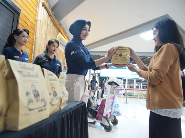 KAI Daop 2 Bandung Berikan Takjil Gratis untuk Penumpang KA Jarak Jauh Selama Masa Angkutan Lebaran