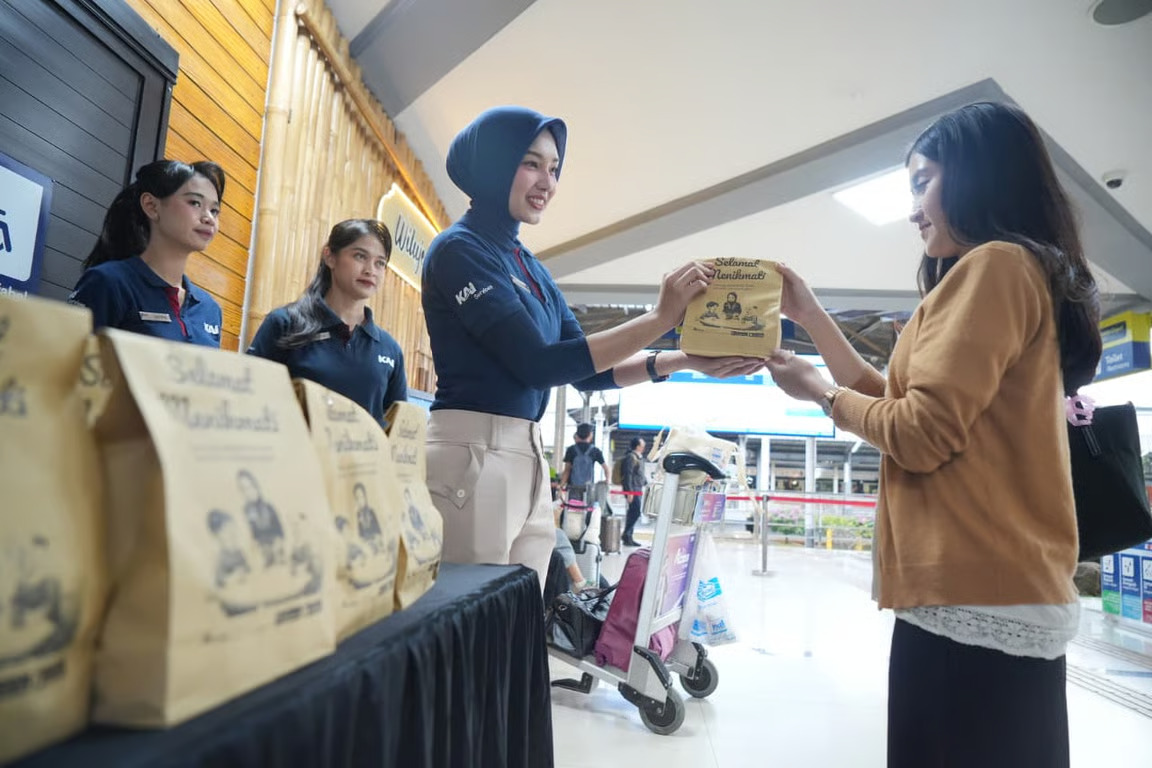 KAI Daop 2 Bandung Berikan Takjil Gratis untuk Penumpang KA Jarak Jauh Selama Masa Angkutan Lebaran