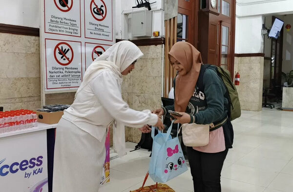 KAI Daop 9 Jember Sediakan Takjil dan Buka Puasa Gratis (2)