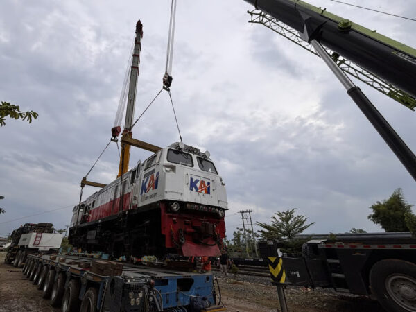 Sinergi Persiapan Angkutan Lebaran, KAI Logistik Kirim 12 Lokomotif ke Pulau Jawa