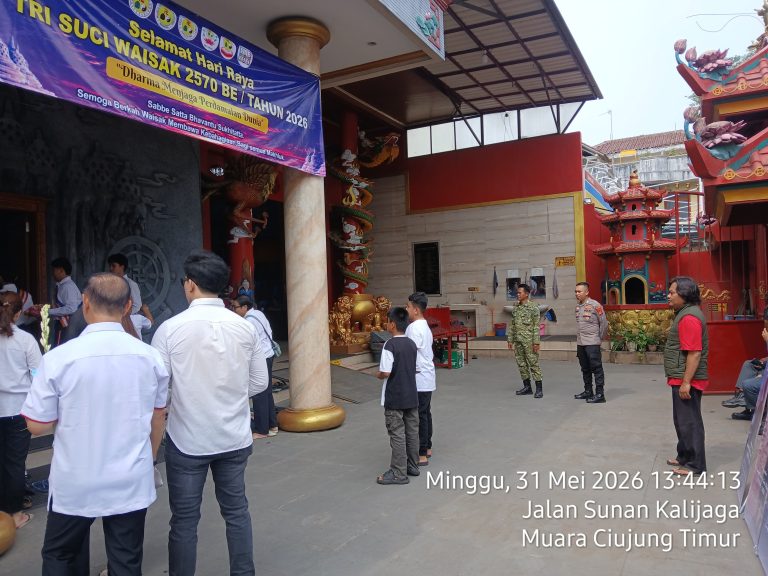 Personel Polsek Rangkasbitung Bersama Personel Polres Lebak Giat Pengamanan Perayaan Waisak Tri Suci 2570 BE di Vihara Ananda Avalokitesvara