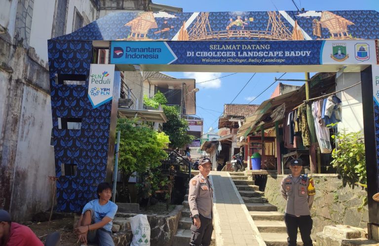 Pantau Situasi dan Berikan Keamanan, Personil Polsek Leuwidamar Polres Lebak Giat Patroli Wisata Baduy