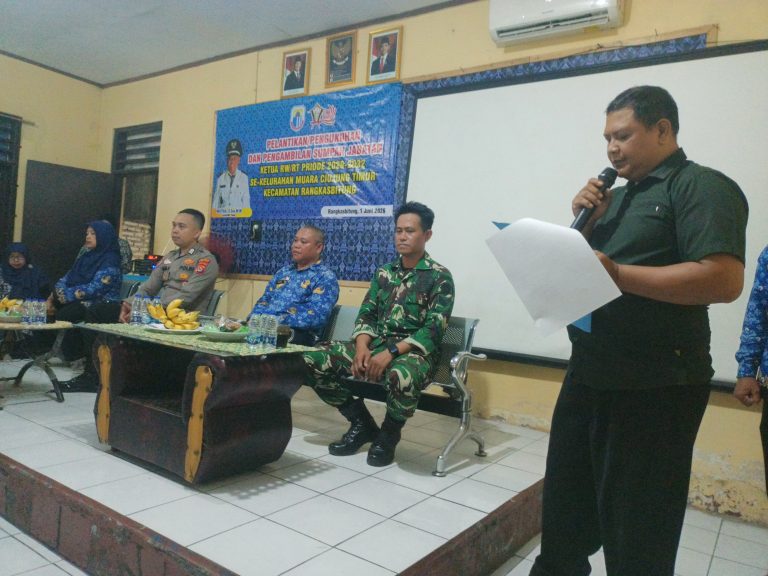 Bhabinkamtibmas Polsek Rangkasbitung Polres Lebak Hadiri Pelantikan dan Pengukuhan Ketau RT/RW Kelurahan Muara Ciujung Timur